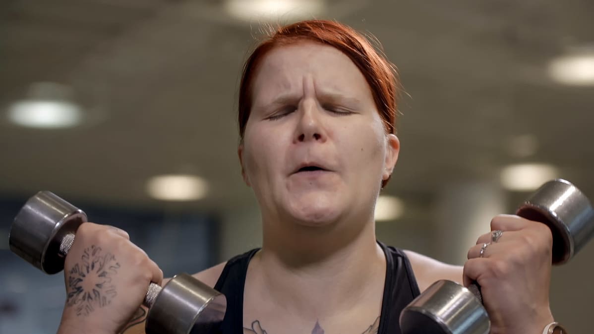Lähikuva Ulla Kuljusta, joka nostaa käsipainoja.