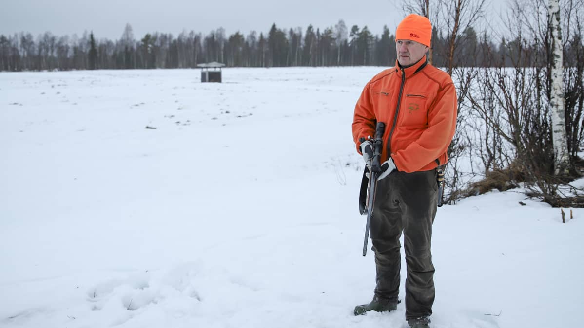 Alakemijoen peurojen puheenjohtaja hirvimetsällä passissa.