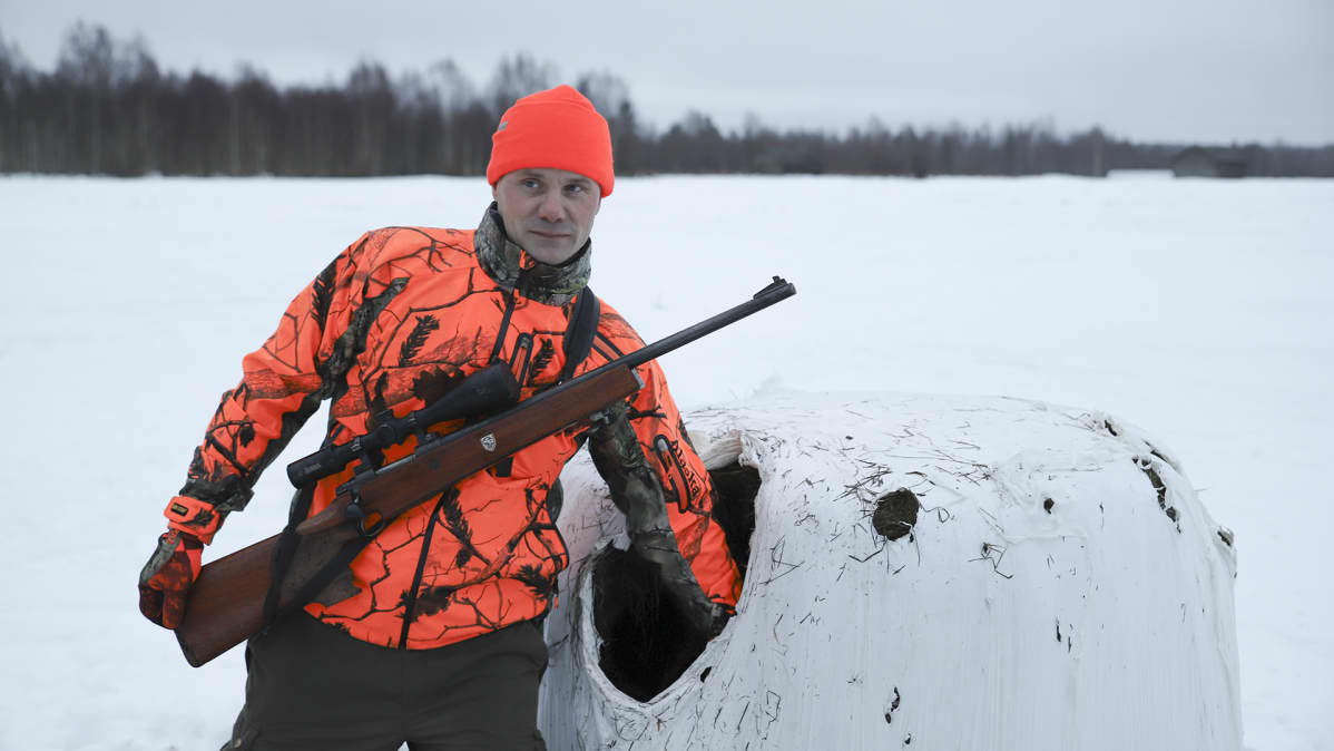 Alakemijoen peurojen metsästyksenjohtaja Eero Lampela pellon reunalla passissa.