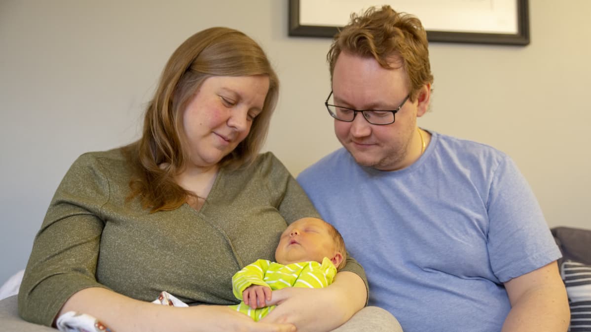 Anna ja Juho Immonen ja heidän 5 päivän ikäinen tyttö.