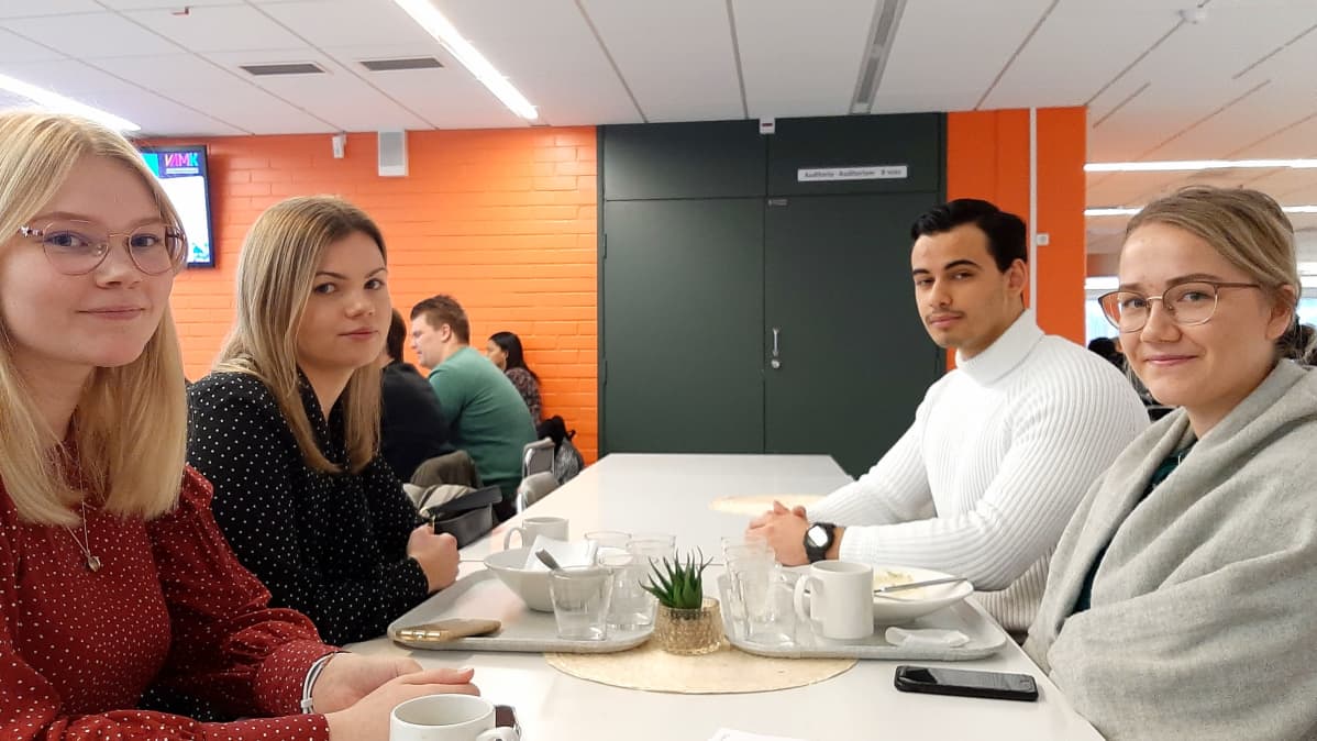 Kuvassa vasemmalla puolella Hanna Mäntylä ja Iida Ojala. Oikealla Jenni Rantasalo ja Benjamin Raunio.