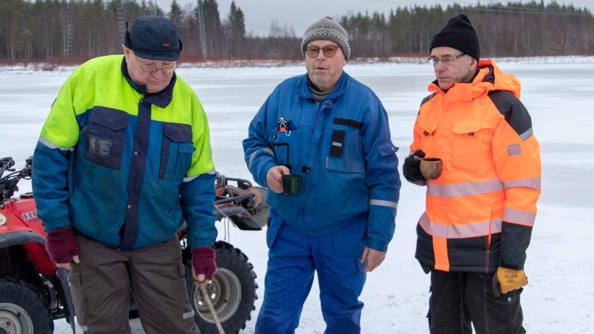 Jäälin järven kunnostus, miehiä nuotiokahvilla