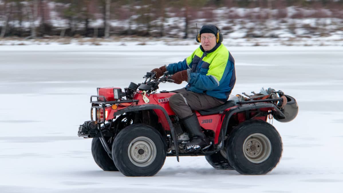 Jäälin järven kunnostus, mies ajaa mönkijällä