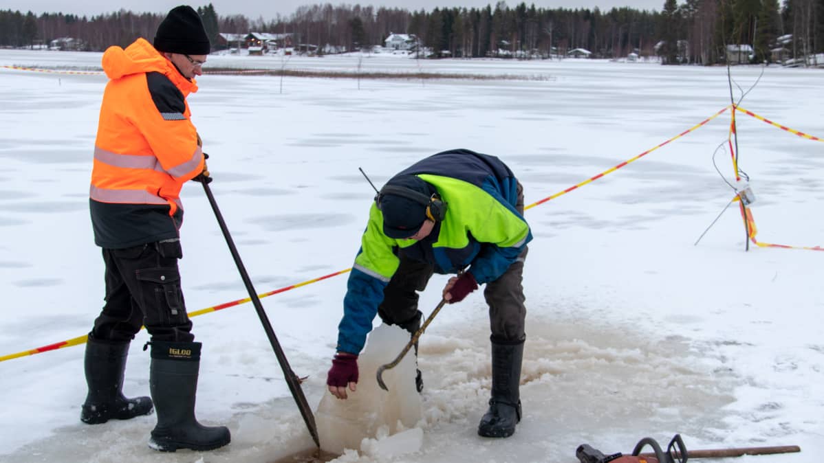 Jäälin järven kunnostus, miehet tekevät avantoa