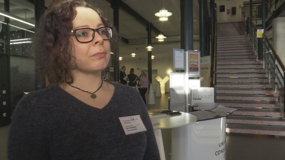 Taru Slutbäck yliopistokeskuksen aulassa