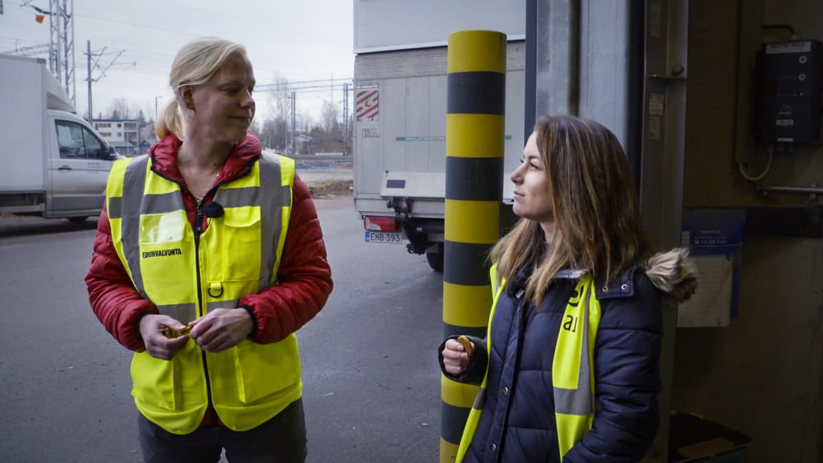 Suvi Saraiva seisoskelee työkaverinsa kanssa lakkovahdissa.
