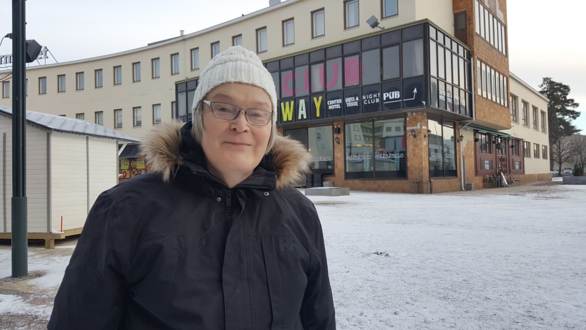 Marja-Sisko Aalto Imatran kävelykadulla.