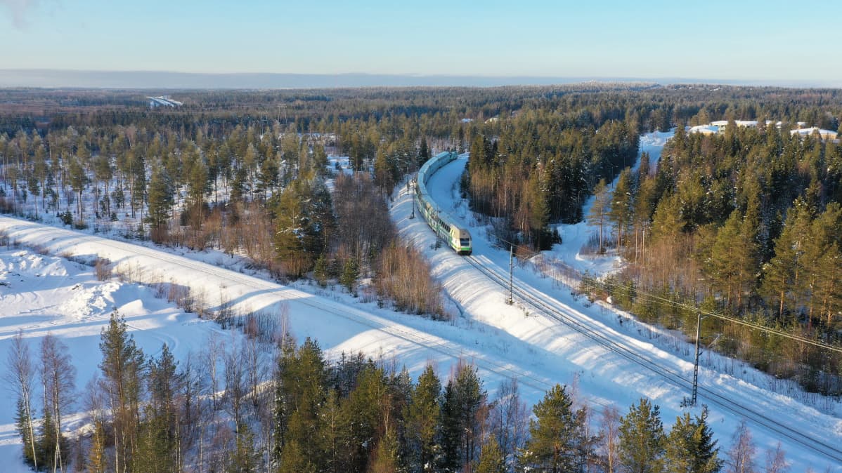 Juna saapuu Rovaniemeltä Kemiin päin
