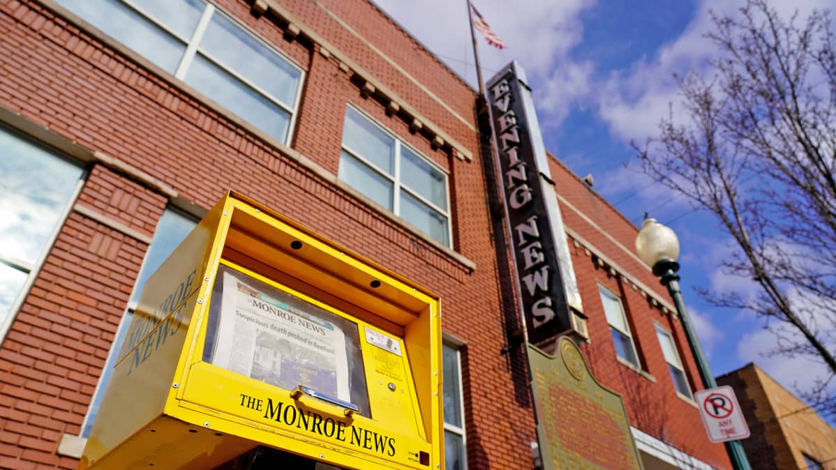 Monroe News -sanomalehden myyntiautomaatti ja rakennus