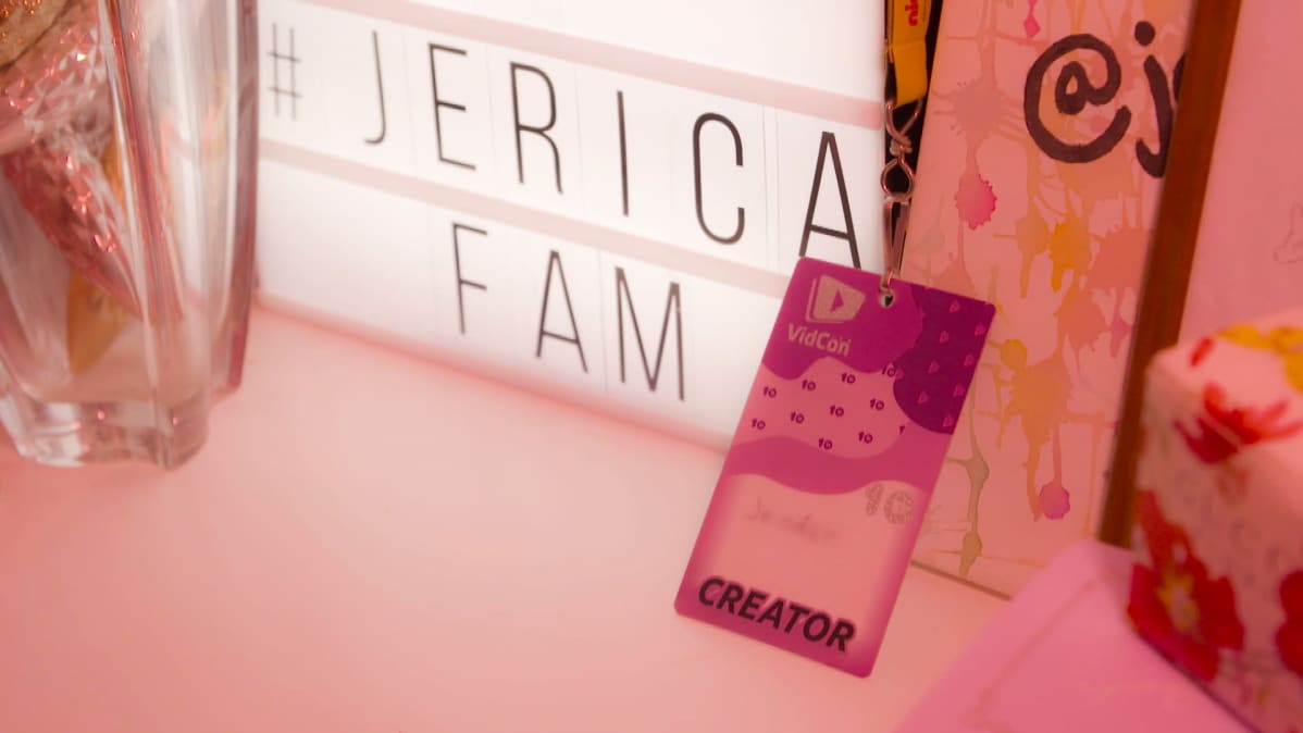 Kuva Jennifer Käldin lipastosta. Lipaston päällä on valotaulu ja Vidcon-passi.