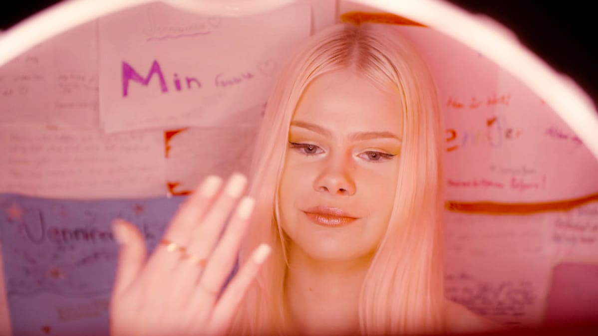 Jennifer Käld tanssii ja kuvaa TikTok-videota.