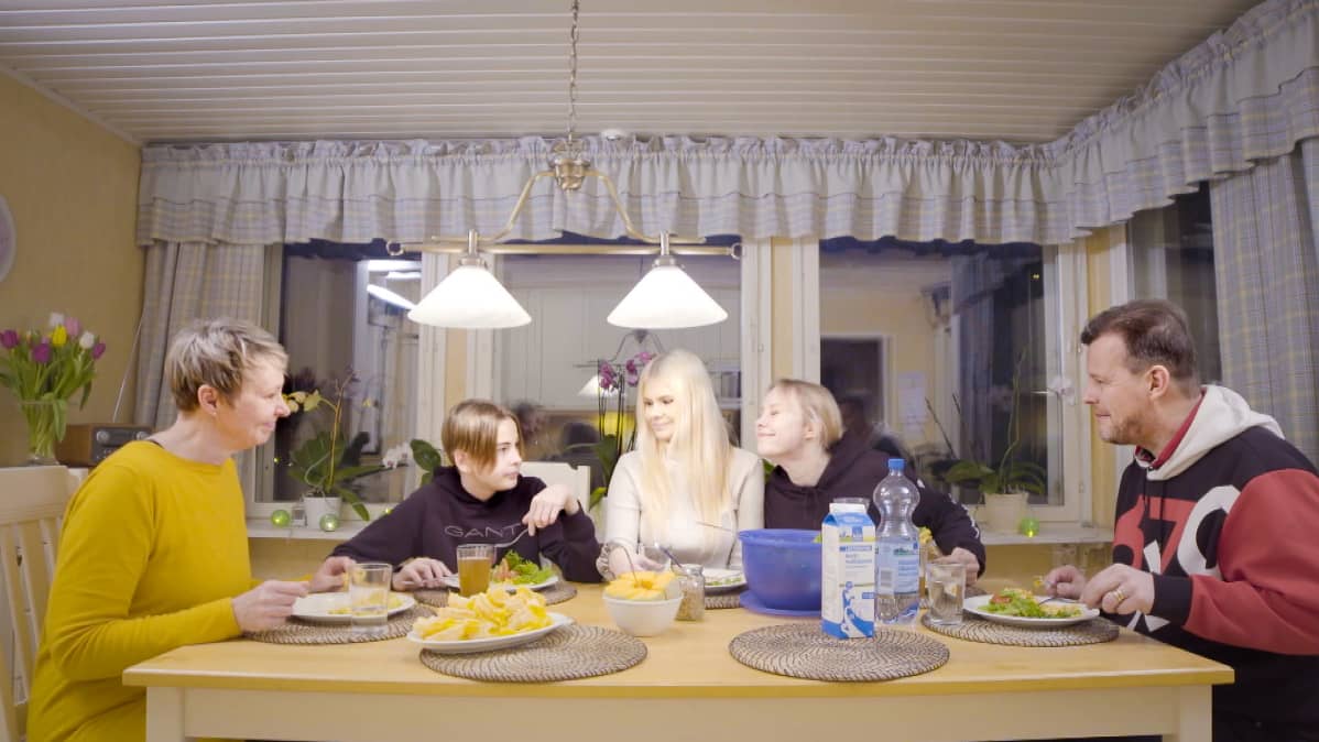 Kuvassa on Jennifer Käld päivällisellä yhdessä perheensä kanssa. Pöydän ääressä istuu Jenniferin lisäksi äiti, isä, veli ja sisko.