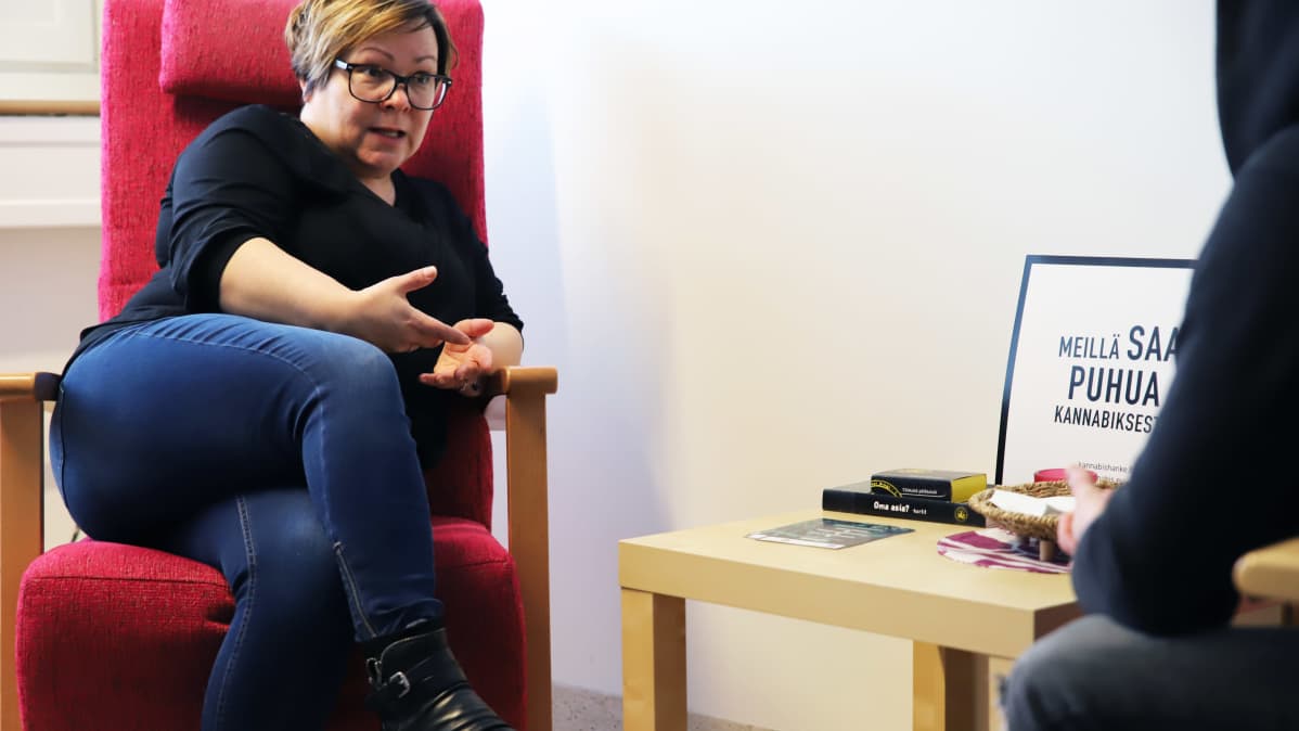 Päihdetyöntekijä Piia Bimberg keskustelee huumenuoren kanssa