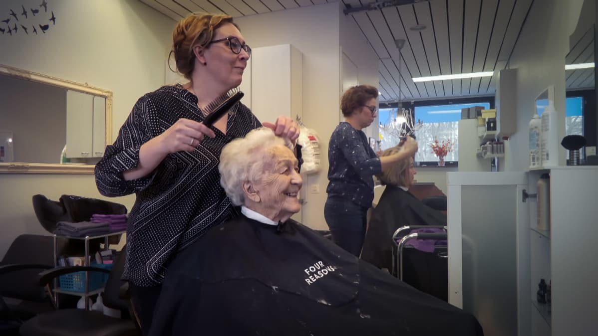 Anna Perälä kampaajalla