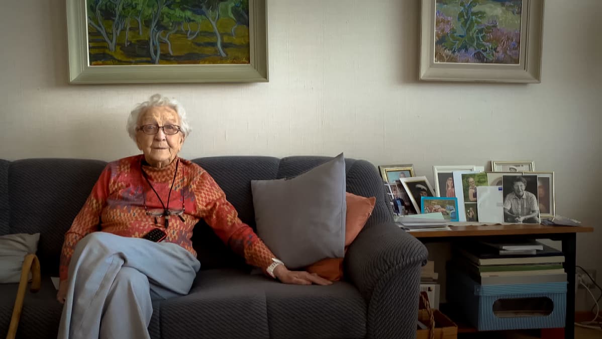 Anna Perälä kotisohvalla