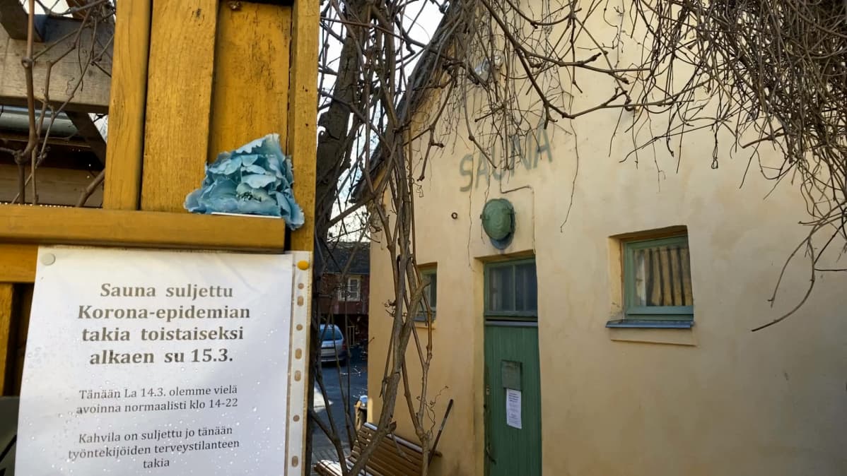 Suljettu kyltti Rajaportin saunan portilla
