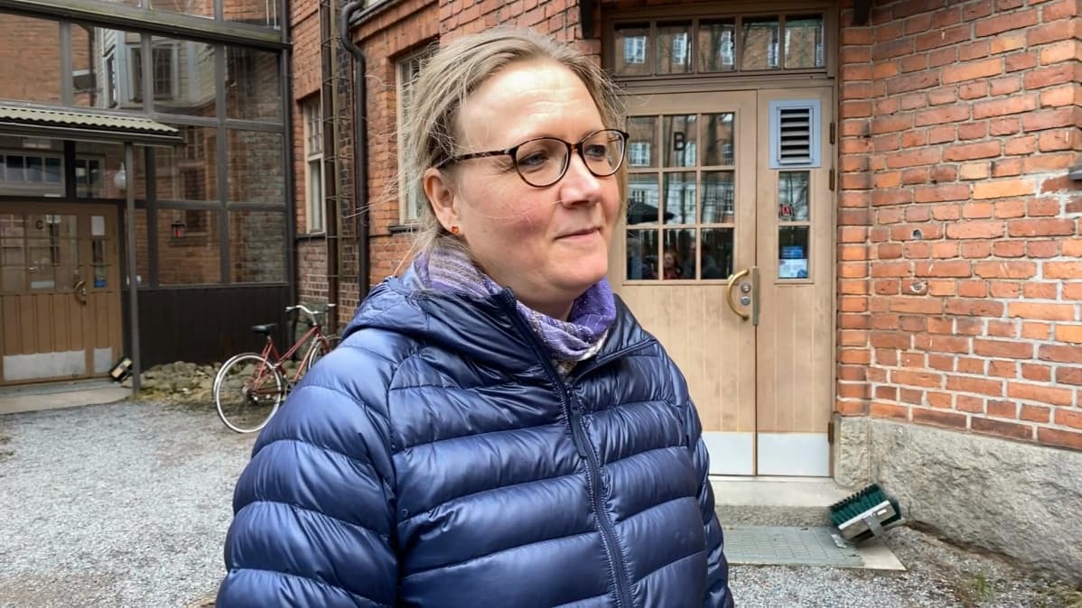 Päivi Söderberg Polvikadulla Tampereella sijaitsevan talon sisäpihalla