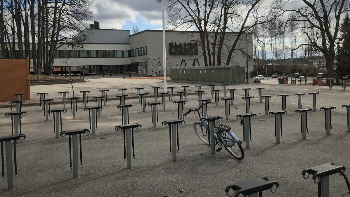 Lotilan koulun piha on tyhjä oppilaista etäopetuksen takia.