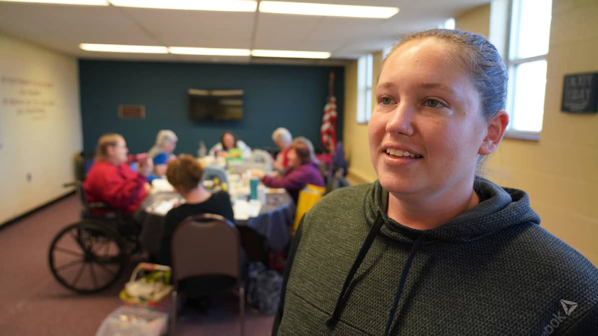 Jocelyn James haastateltavana vanhusten päiväkeskuksessa Monroessa, Michiganissa