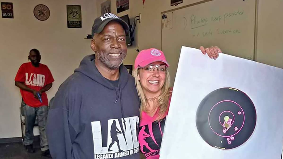 Asekouluttaja Rick Ector oppilaansa kanssa Michiganissa