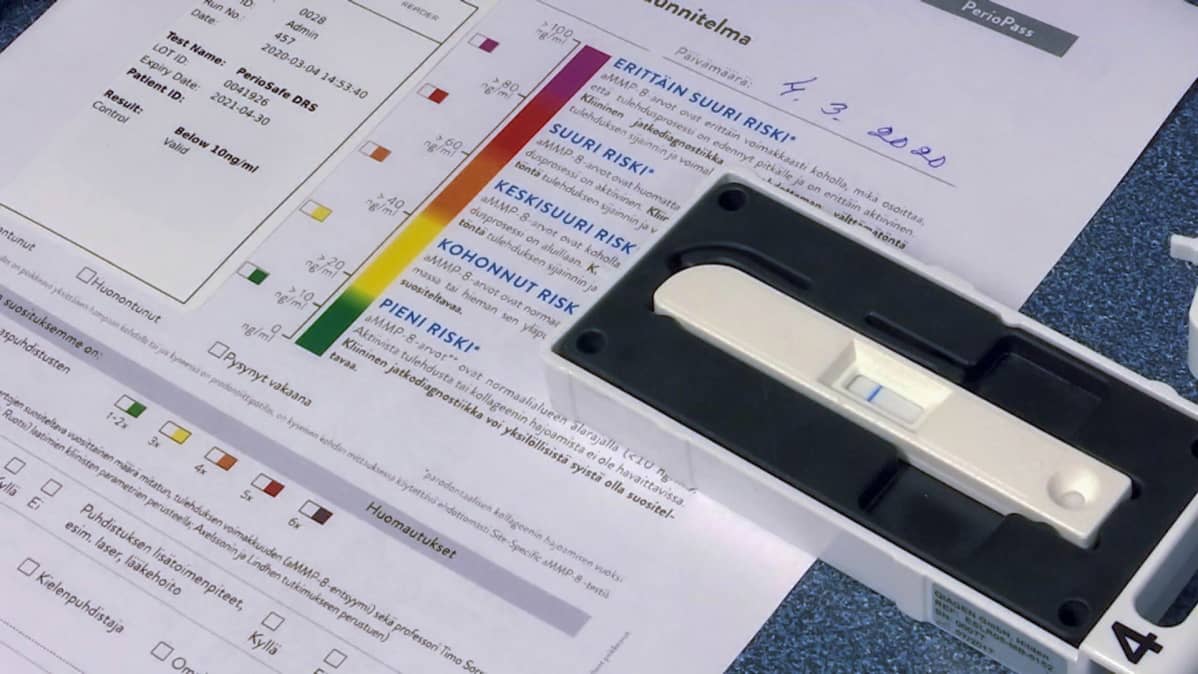 PerioSafe-testitikku ja analyysilomake.