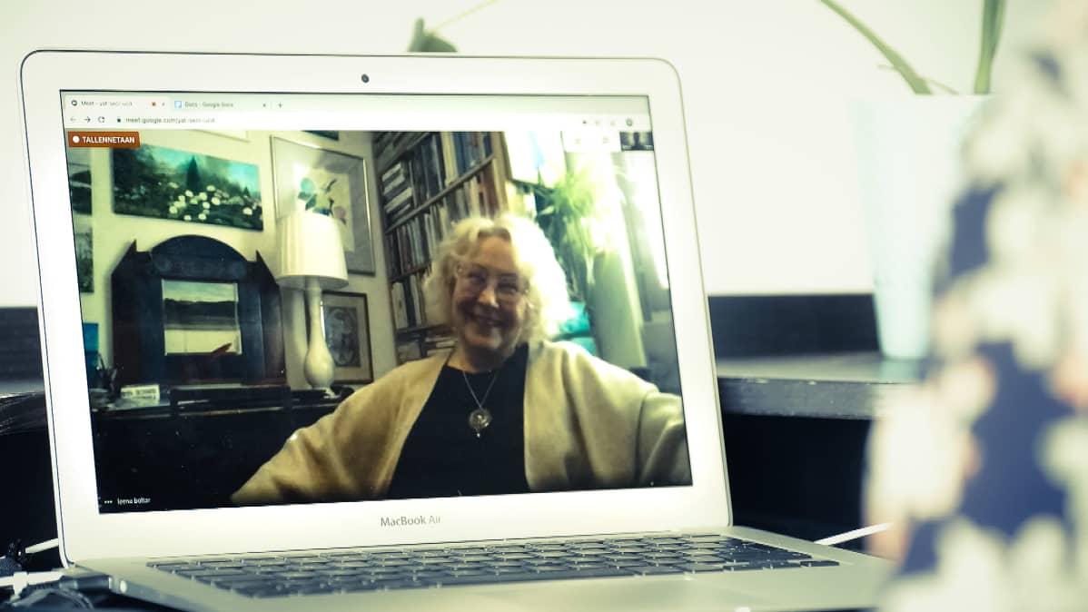 Leena Boltar hymyilee videohaastattelussa.