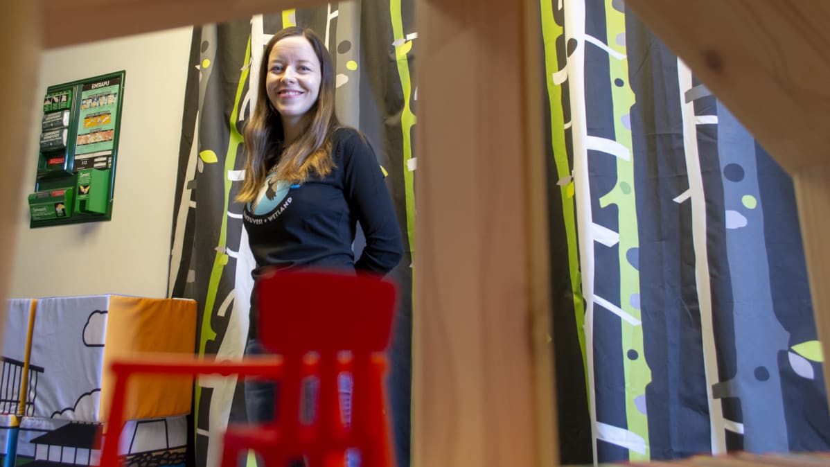 Liminganlahden luontokeskus Sari Peltoniemi katsoo kameraan lasten leikkihuoneessa