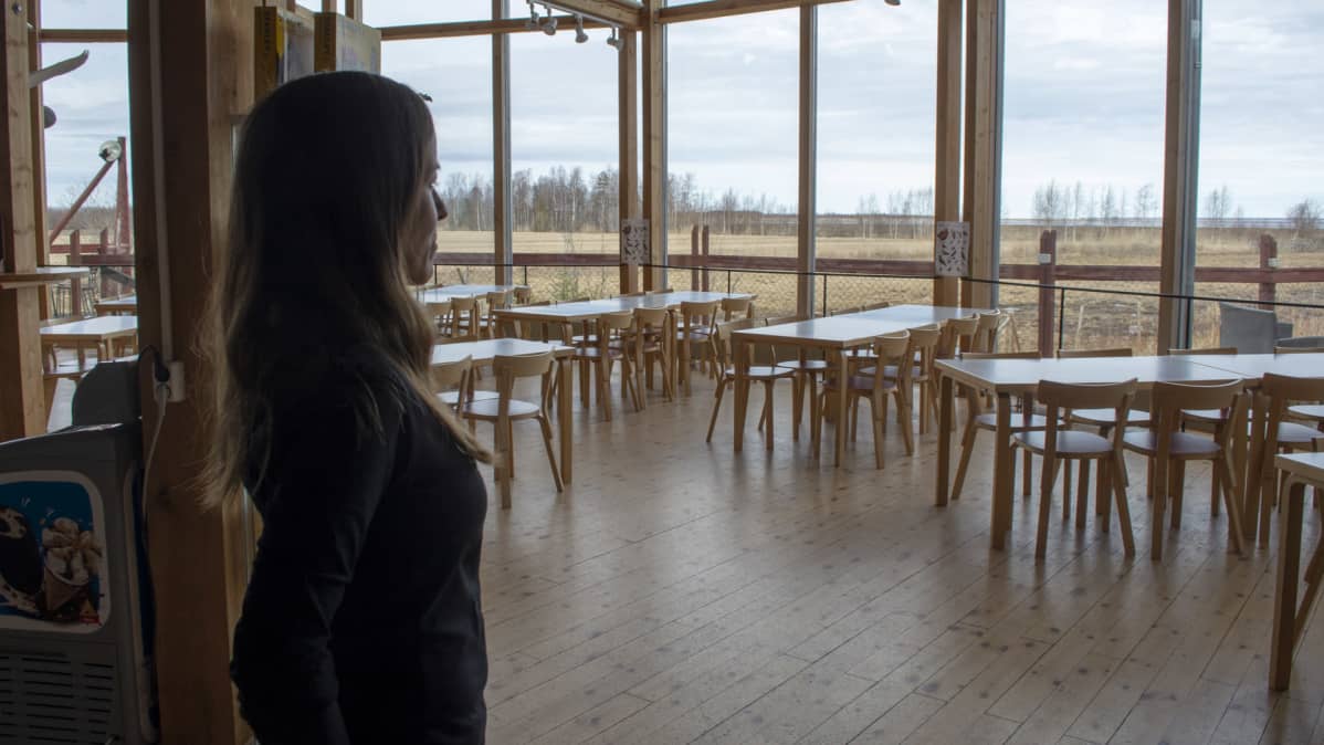 Liminganlahden luontokeskuks kahvio Sari Peltoniemi katselee ulos