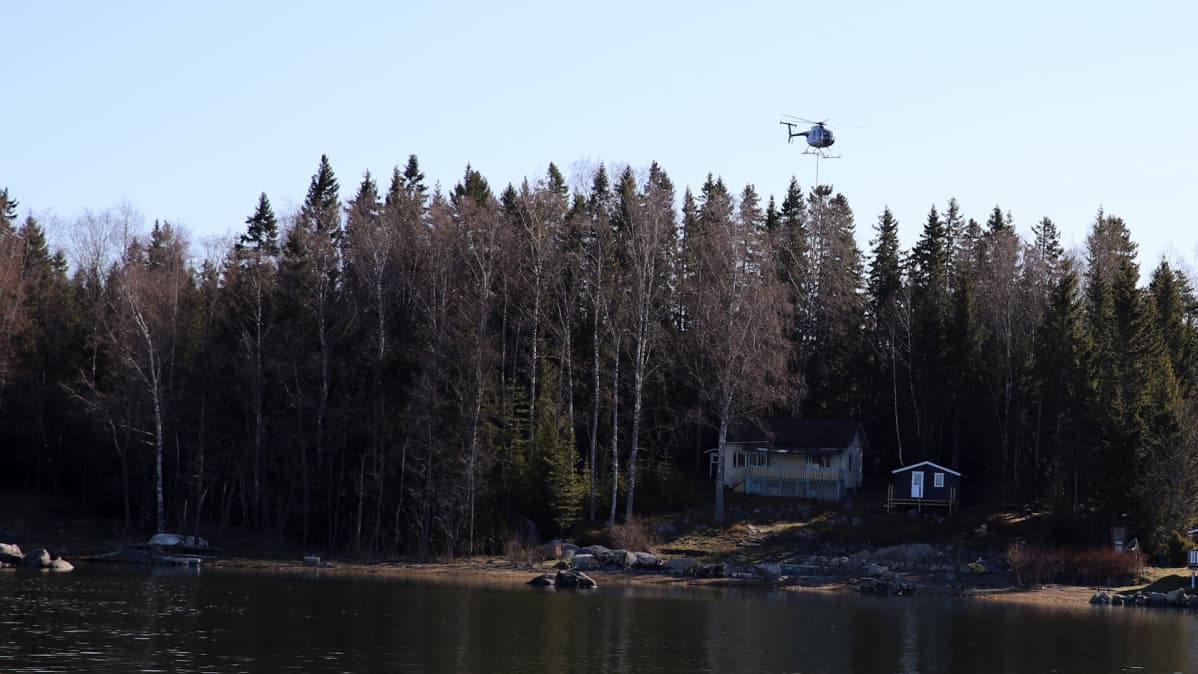 Helikopteri lentää Vaasan saaristossa