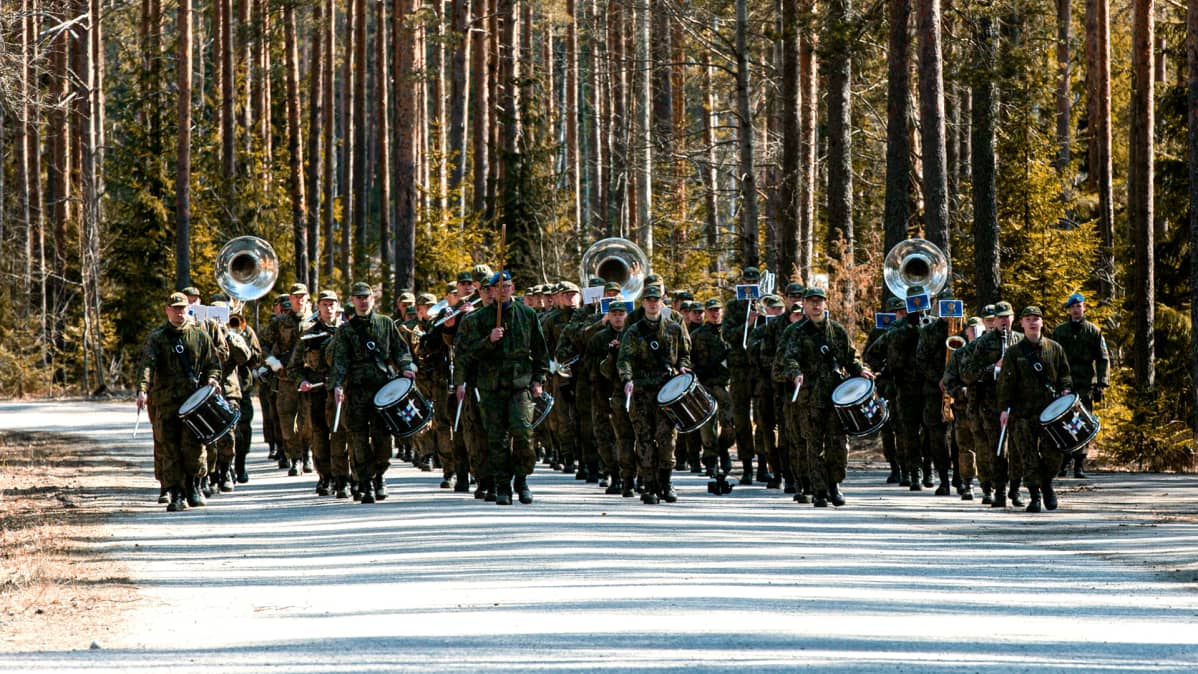 Puolustusvoimien varusmiessoittokunta harjoittelee soittomarssia leirialueellaan.