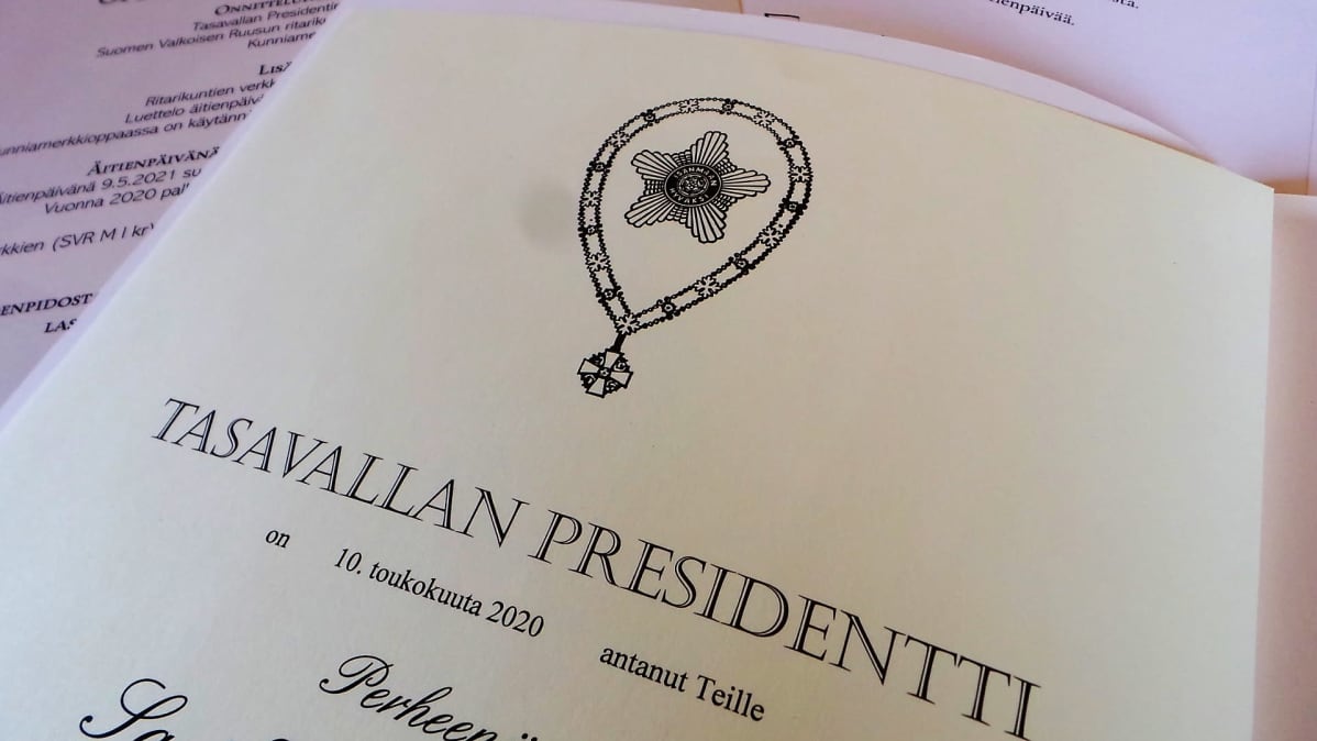 Tasavallan presidentin kunniakirja palkittaville äideille.