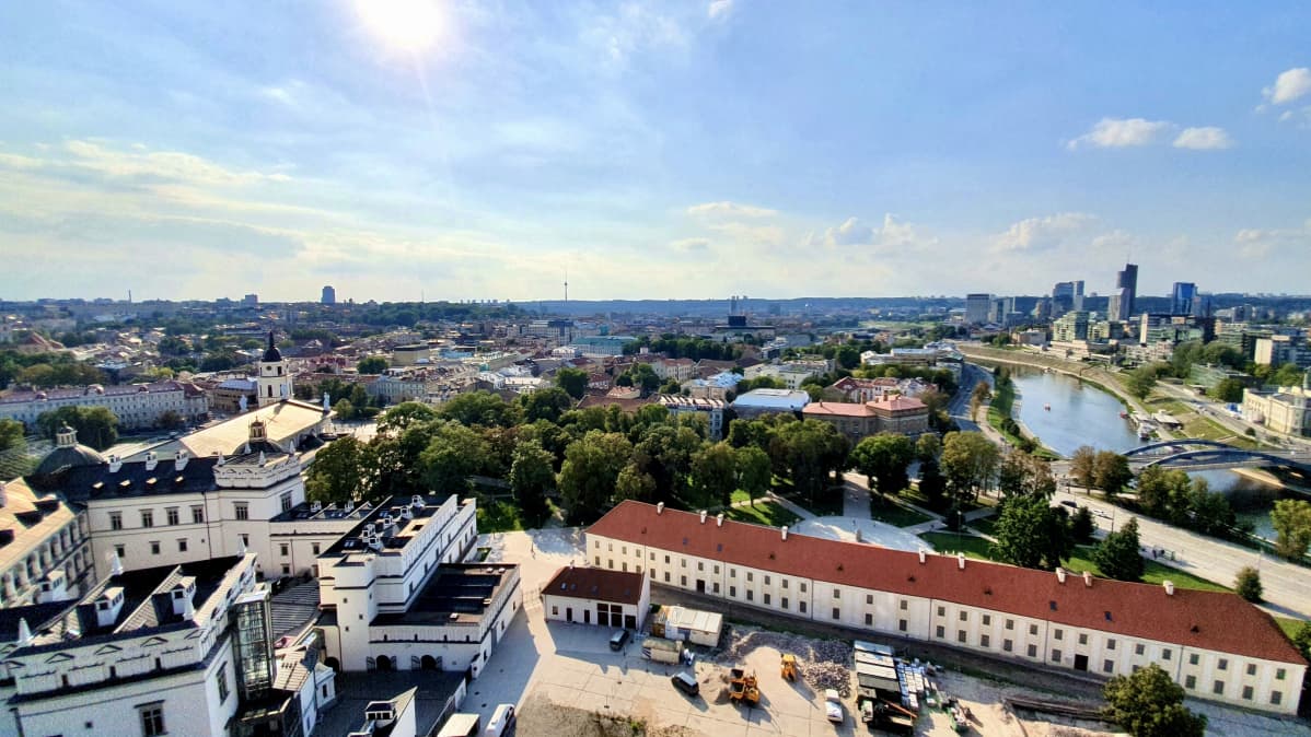 Utsikt från Gediminastornet i Vilnius mot Gamla staden i bakgrunden till vänster, Katedralen i förgrunden och floden Neris till höger.