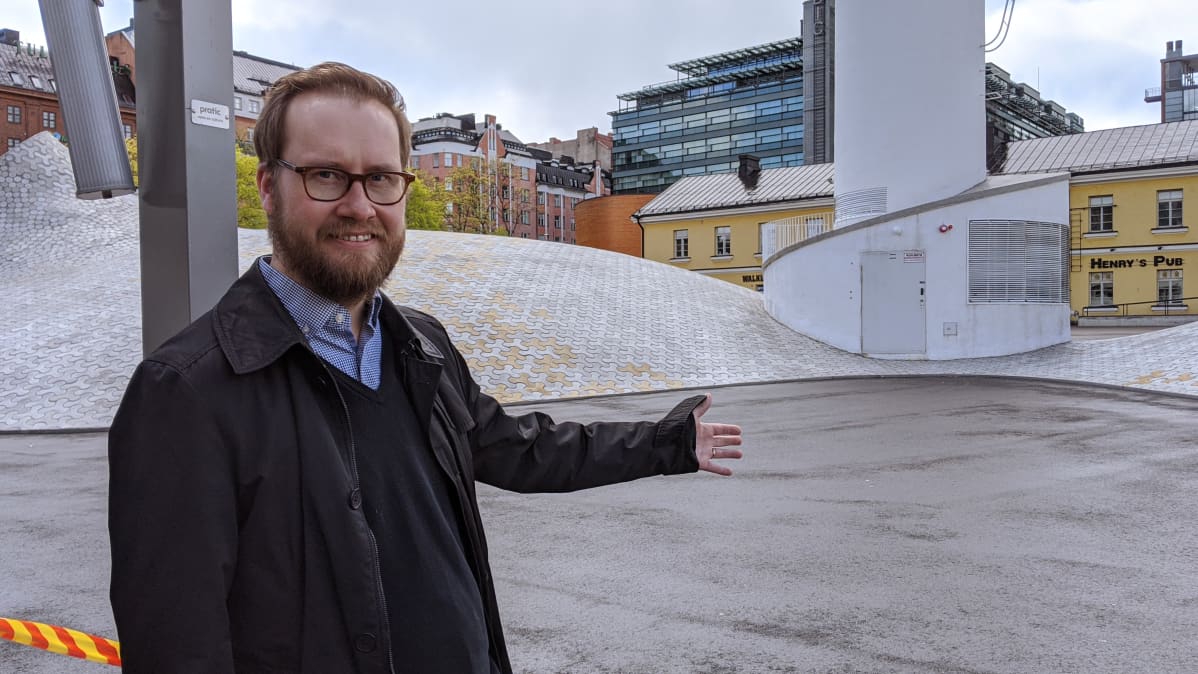 Joonas Keskinen, ravintola Lasipalatsin toimitusjohtaja, näyttää minne päin terassi tulee leviämään.