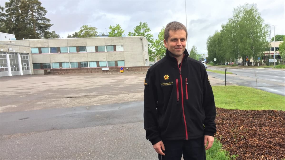 Etelä-Karjalan pelastuslaitoksen riskienhallintapäällikkö Jani Kanerva Armilan paloaseman pihalla Lappeenrannassa.