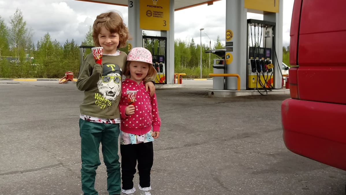Jami ja Elma Maijala Venäjän rajan huoltoasemalla