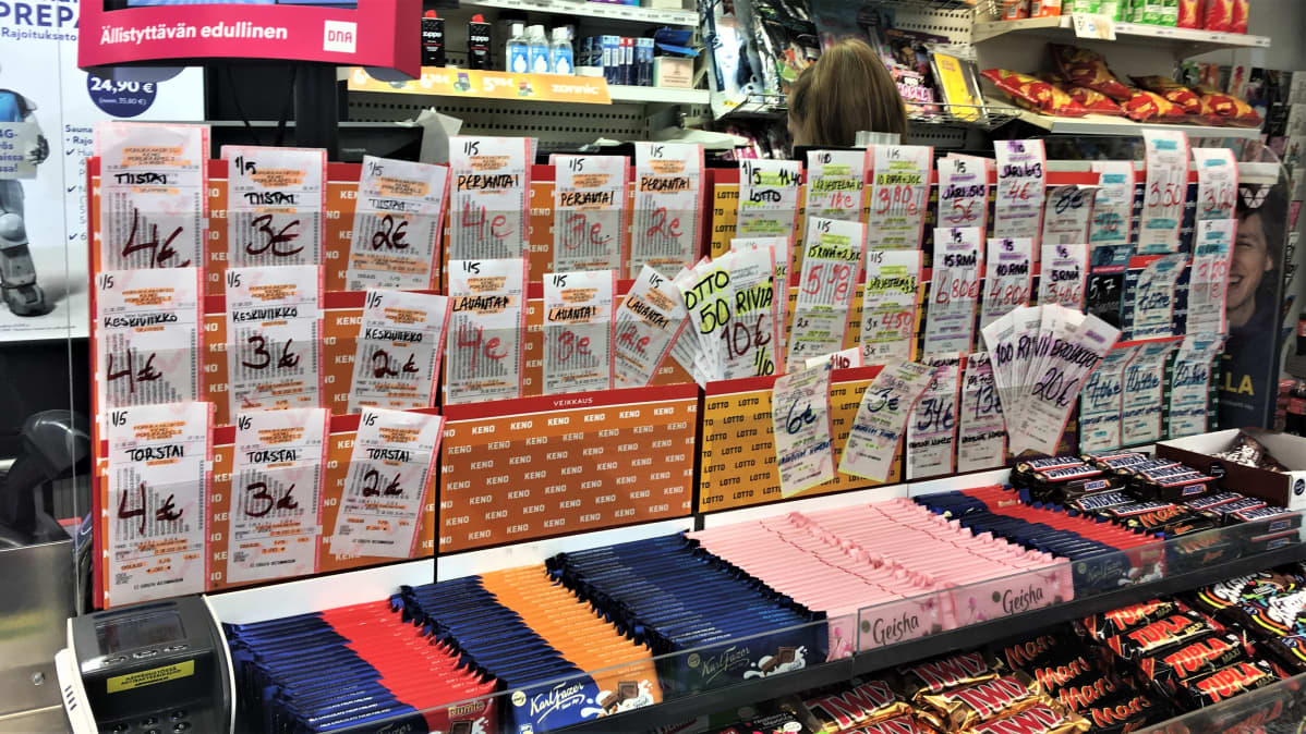Veikkaus- ja lottokuponkeja kioskin tiskillä