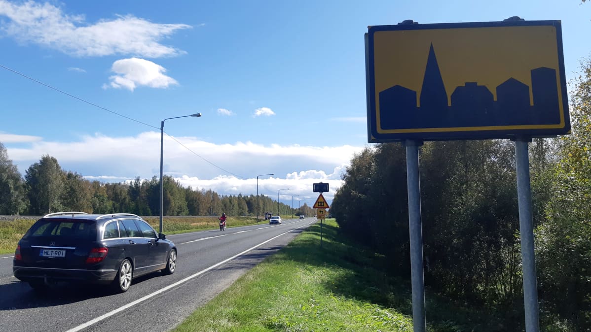 Taajama alkaa -liikennemerkki Tornion Kivirannalla.