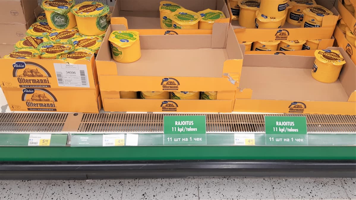 Juustohyllyn reunalla on kyltti, joka rajoittaa myynnin 11 juustokimpaleeseen per talous.