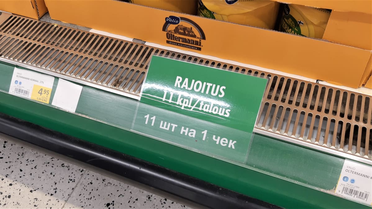 Juuston myyntiä rajoittavassa kyltissä lukee rajoitukset myös venäjän kielellä.