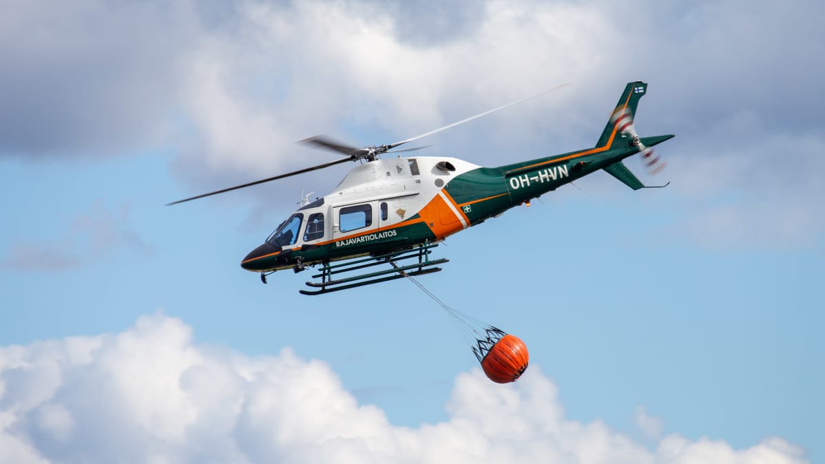 Rajavartiolaitoksen helikopteri sammutuskaluston kanssa Kauhava Airshowssa