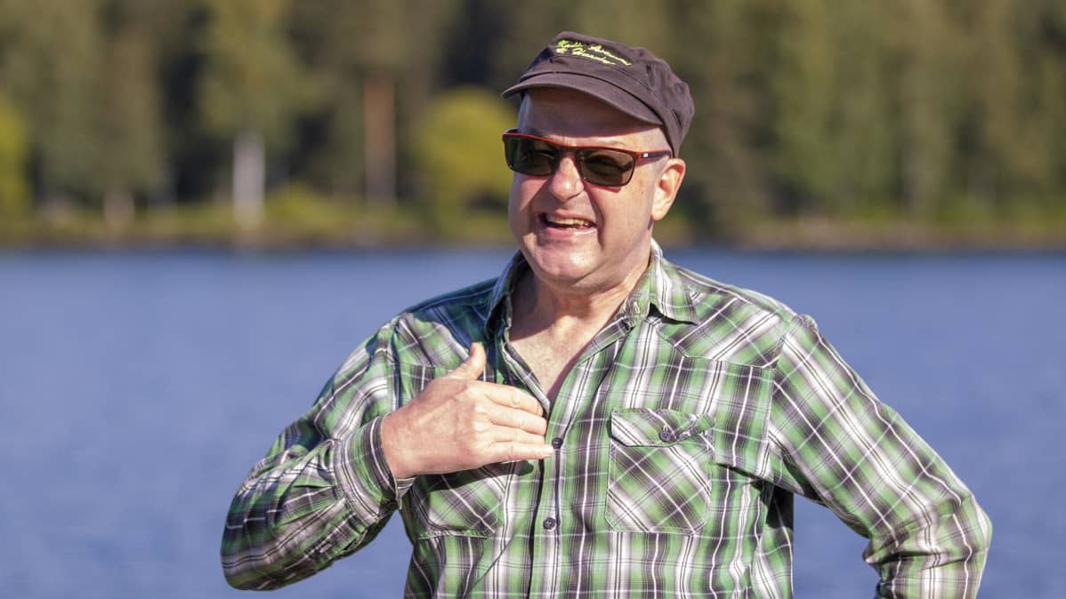 Veli Huovinen koskettaa rintaansa leikkausarven kohdalta.