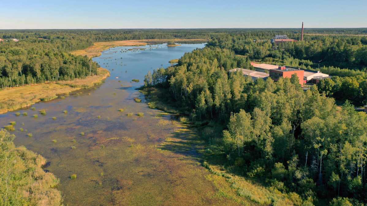 Ilmakuvaa Pukinjärvestä. Oikealla Kemiran tehdasaluetta.