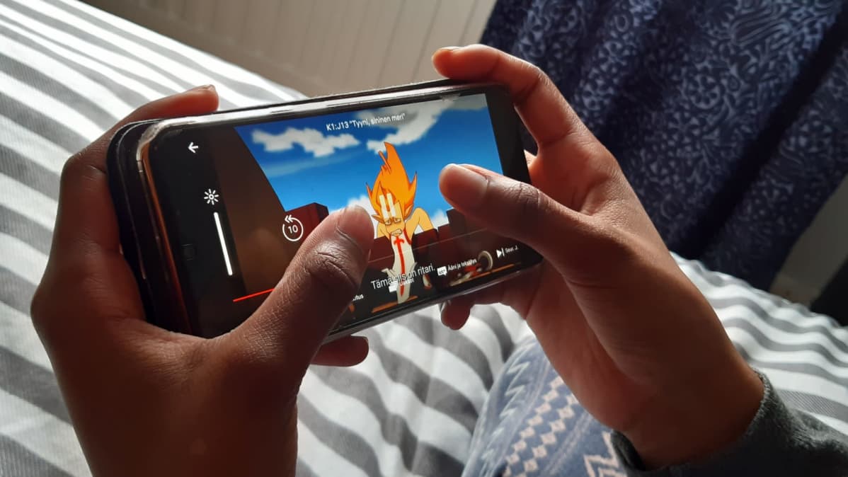 Tyttö katselee Netflixia puhelimesta