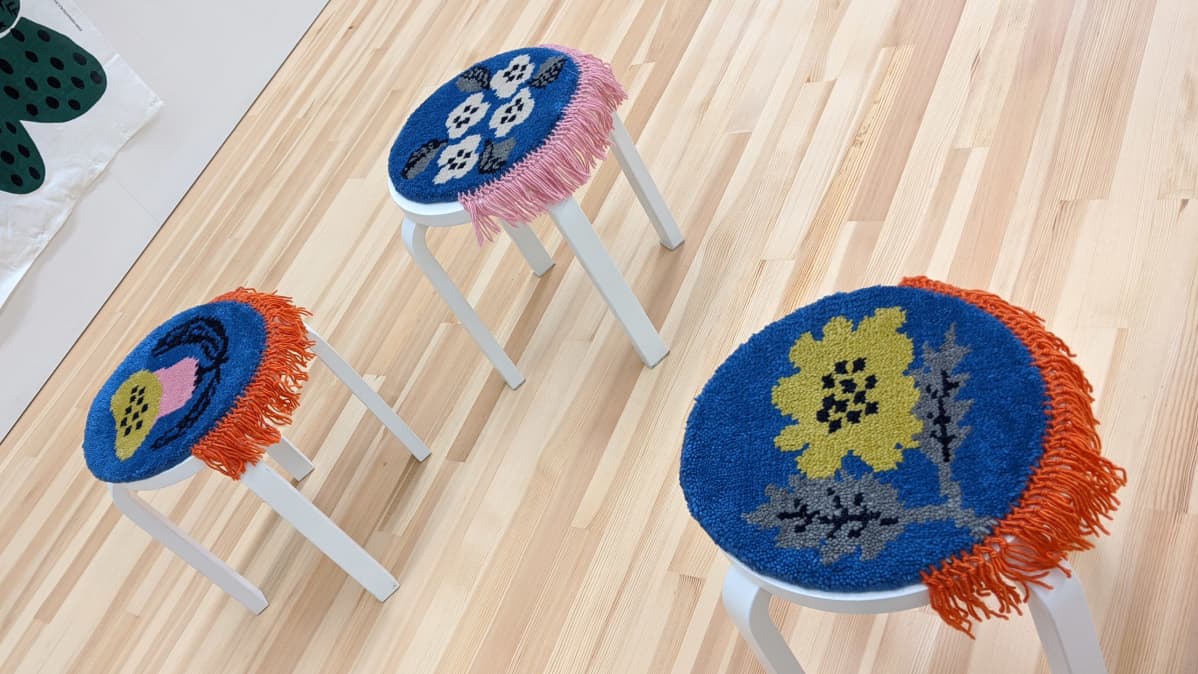 Eri Shimatsuka: Inner Flower -teoksessa on ryijyjä, joita voi laittaa penkille tai seinälle.