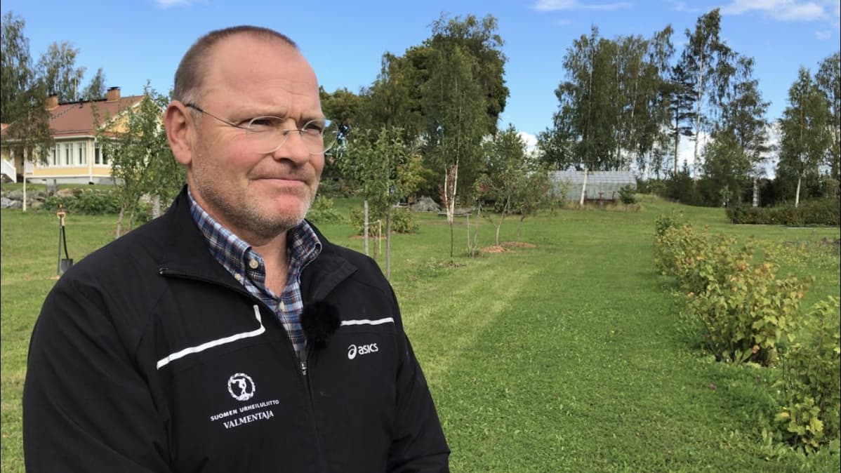 Söörmarkkulainen Juha Lahtinen kotipihallaan.