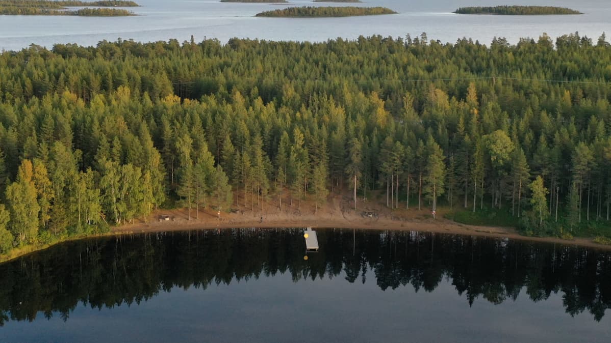 Dronekuva Seitteenkaaren saaristosta.