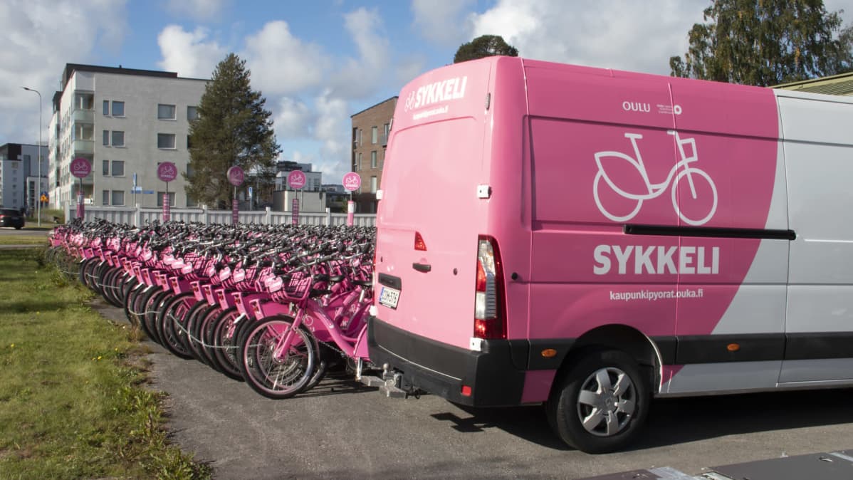 Läjäpäin sykkeleitä Olun Toppilassa sekä auto