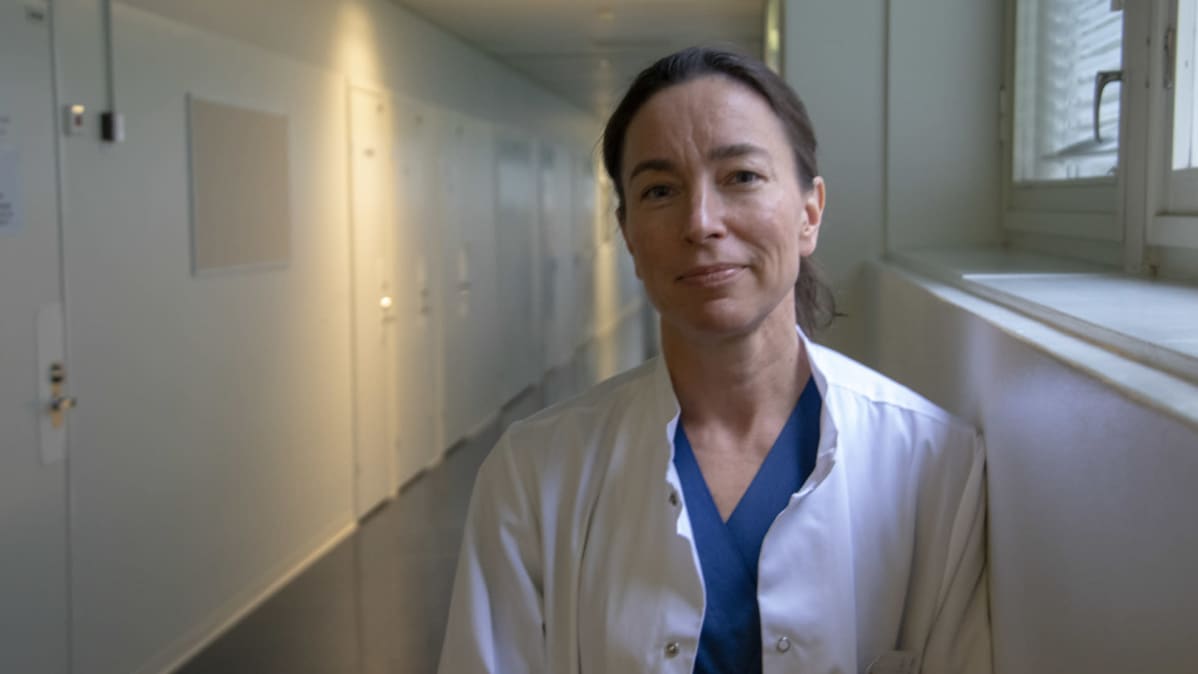 Eeva Rahko Oysin käytävällä, katsoo kameraa