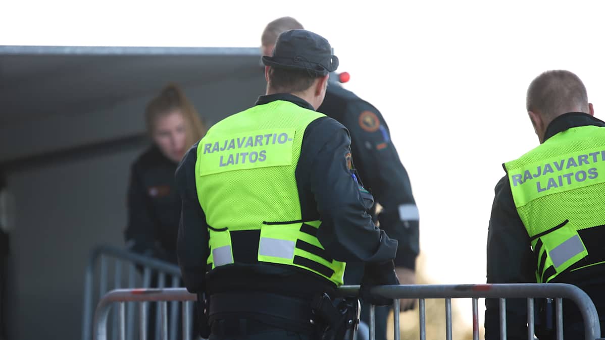 Rajalla Kauppakeskuksen Victoriantorilla olevaa rauta-aitaa puretaan rajavartioston toimesta.