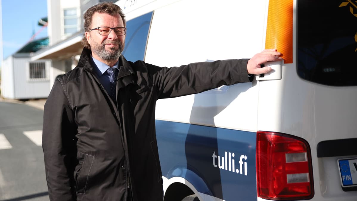 Tulliylitarkastaja Kari Hannu nojaa tulliautoa vasten.